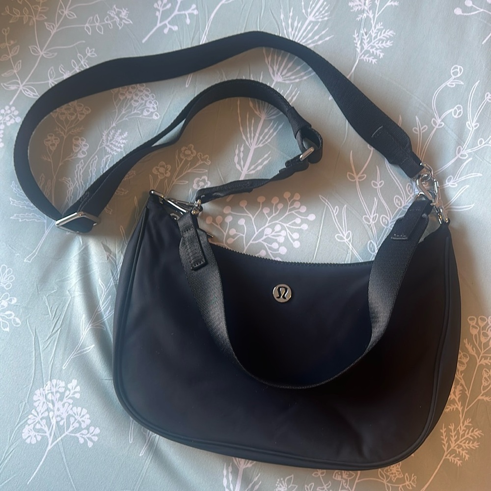 Black Lululemon convertible shoulder crossbody bag